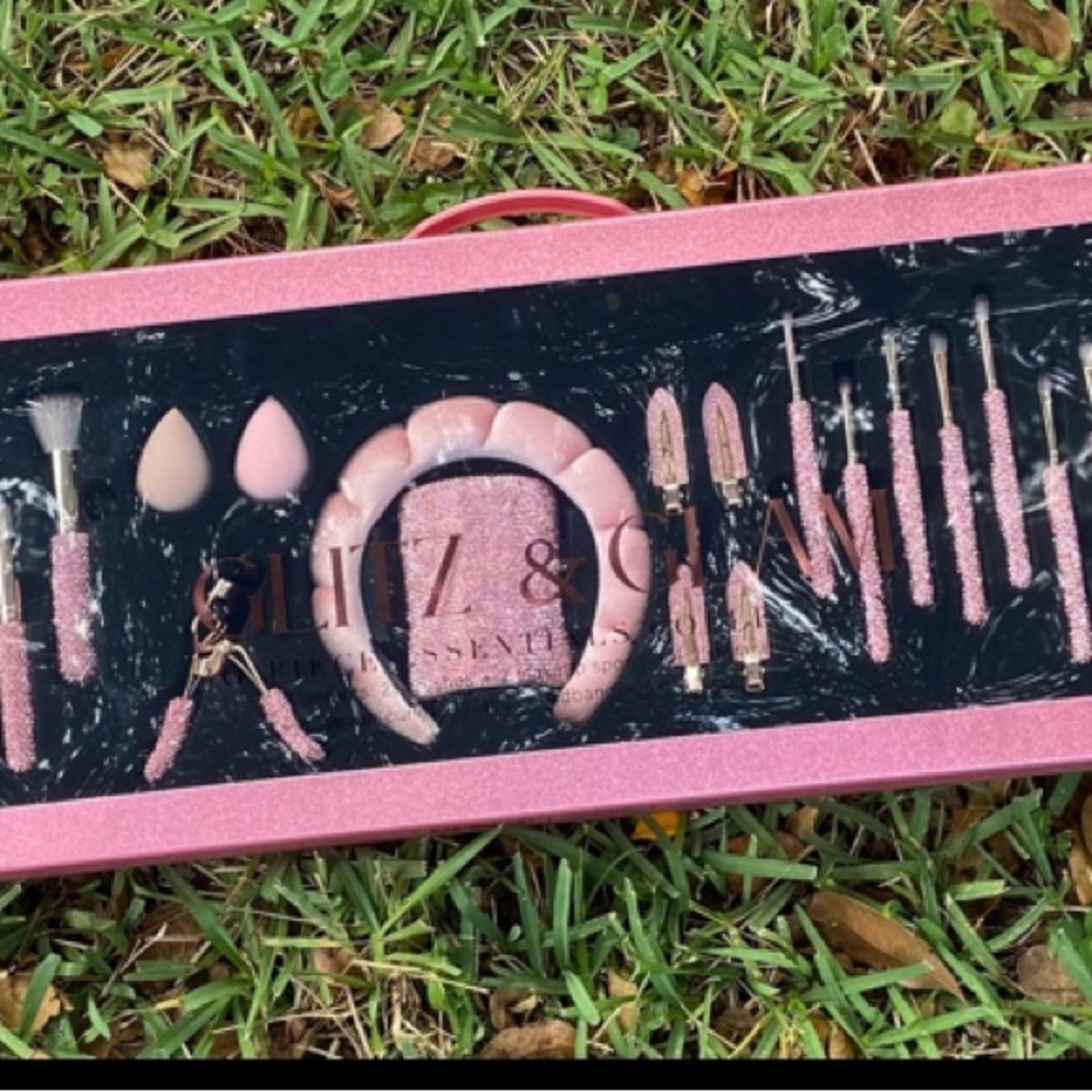 glitz and glam makeup brushes PINK - Picture 3 of 5